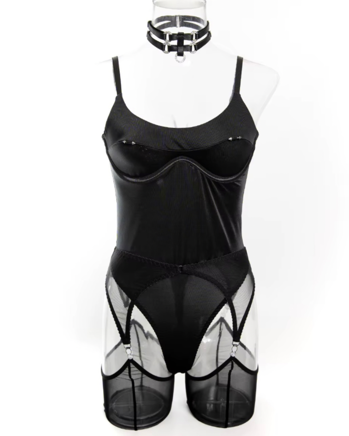 Set Escorpio — bodystocking de encaje con liguero y tirantes cruzados.