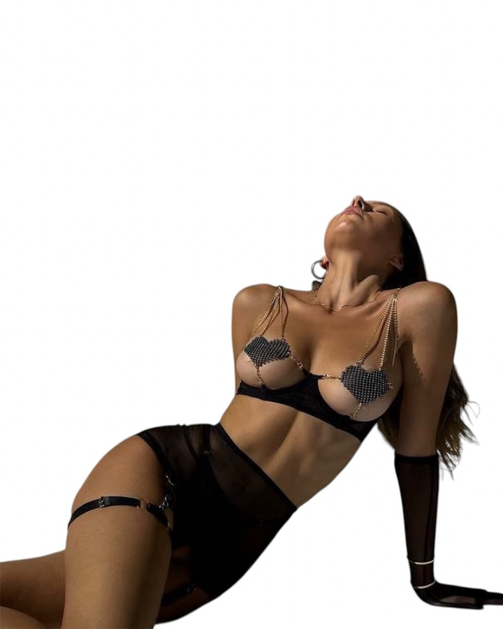 Set Libra — bra corazón con cadenas, fada, ligueros, panty y guantes en malla.